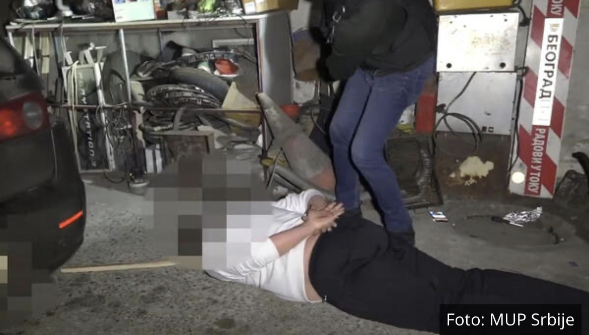 LEZI DOLE! POGLEDAJTE AKCIJU POLICIJE U BEOGRADU: Zaustavili automobil pa u njemu pronašli drogu i oružje! 4 UHAPŠENA (VIDEO)