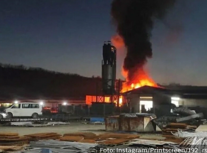 GORI FABRIKA u Beočinu: Ogroman plamen zahvatio objekat, materijalna ŠTETA je ogromna (FOTO)