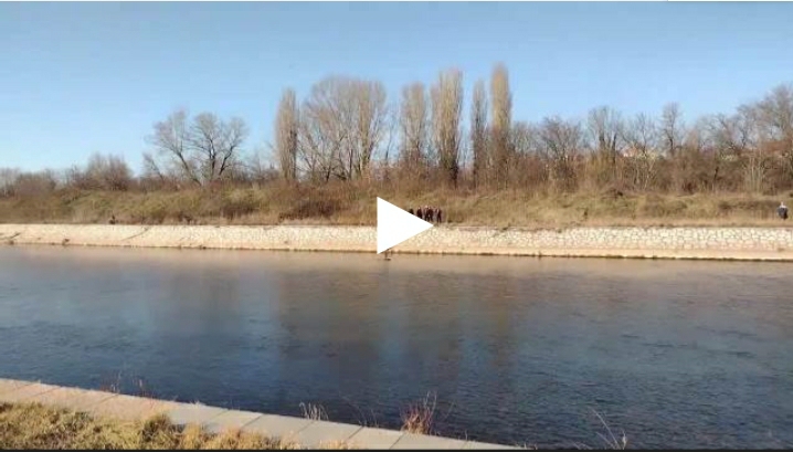 UZNEMIRUJUĆE, PRVI SNIMCI DRAME NA NIŠAVI: Niški spasioci pokušavaju da iz reke izvuku telo mladića sa crvenim patikama