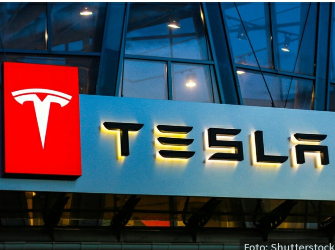 Tražena roba: Tesla u ponudi dodatne opreme za svoja vozila ima i MIKROFON za karaoke