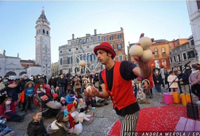 NAKON DVE GODINE Hiljade ljudi na početku karnevala u Veneciji (FOTO)