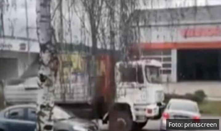 KAKO LI SE OVO DOGODILO! NOVOSAĐANI U ŠOKU: Pogledajte kako kamion GURA automobil KAO KANTU ulicom
