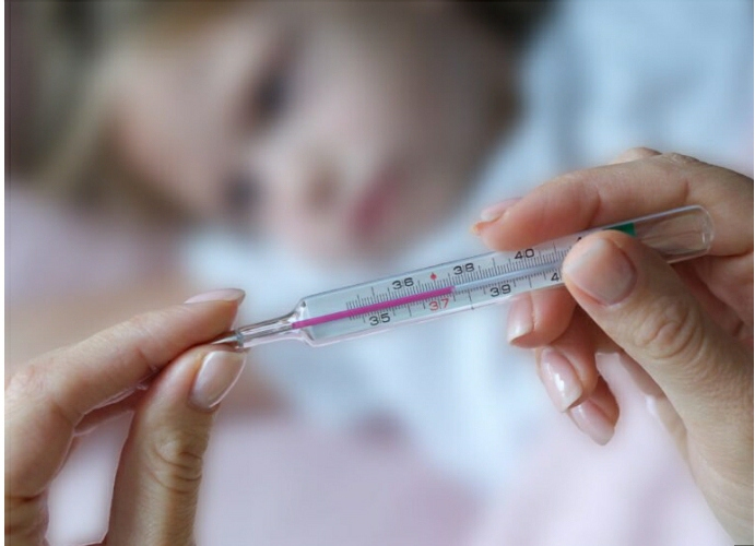 VAŽNO za sve roditelje: Srpska doktorka objasnila šta treba uraditi ako detetu IZNENADA skoči temperatura