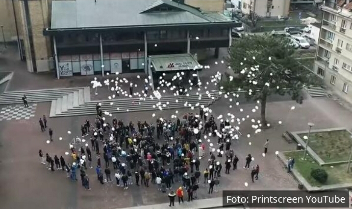 POSLEDNJI POZDRAV ANĐELI: Stotine belih balona poletelo ka nebu sa trga u Ivanjici