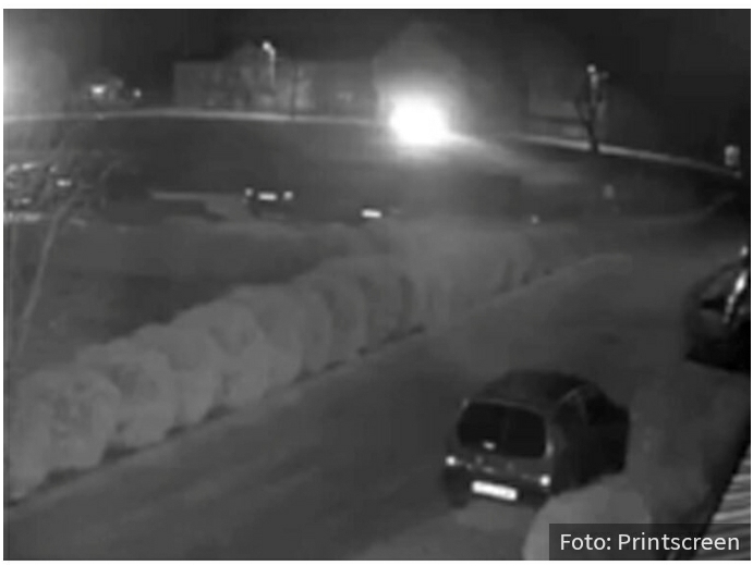 Snimak TEŠKE saobraćajne nesreće kod Vlasotinca: Automobil se u punoj brzini zakucao u DRVO (VIDEO)