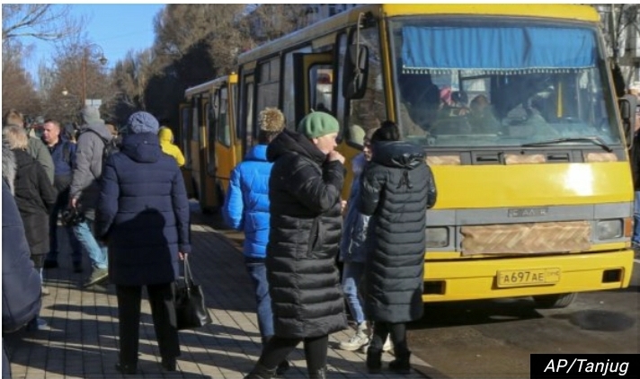 (VIDEO) EGZODUS RUSA IZ UKRAJINE, NAJMANJE 50.000 STANOVNIKA DONBASA POBEGLO U RUSIJU! Moskva očekuje nove desetine hiljada izbeglica…