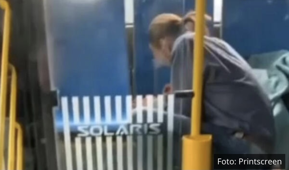 NEVEROVATNA SCENA NA LINIJI 95: Mladić snimljen kako ušmrkava nešto sa zadnjeg sedišta autobusa (VIDEO)
