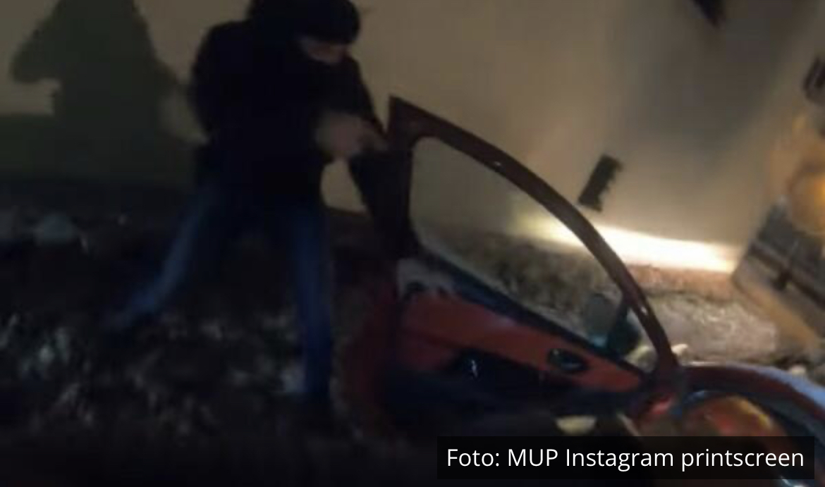 PRIŠLI MUNJEVITO, IZVUKLI GA IZ KOLA, PA U SNEG! Pogledajte akciju hapšenja za krađu automobila u Novom Beogradu (VIDEO)