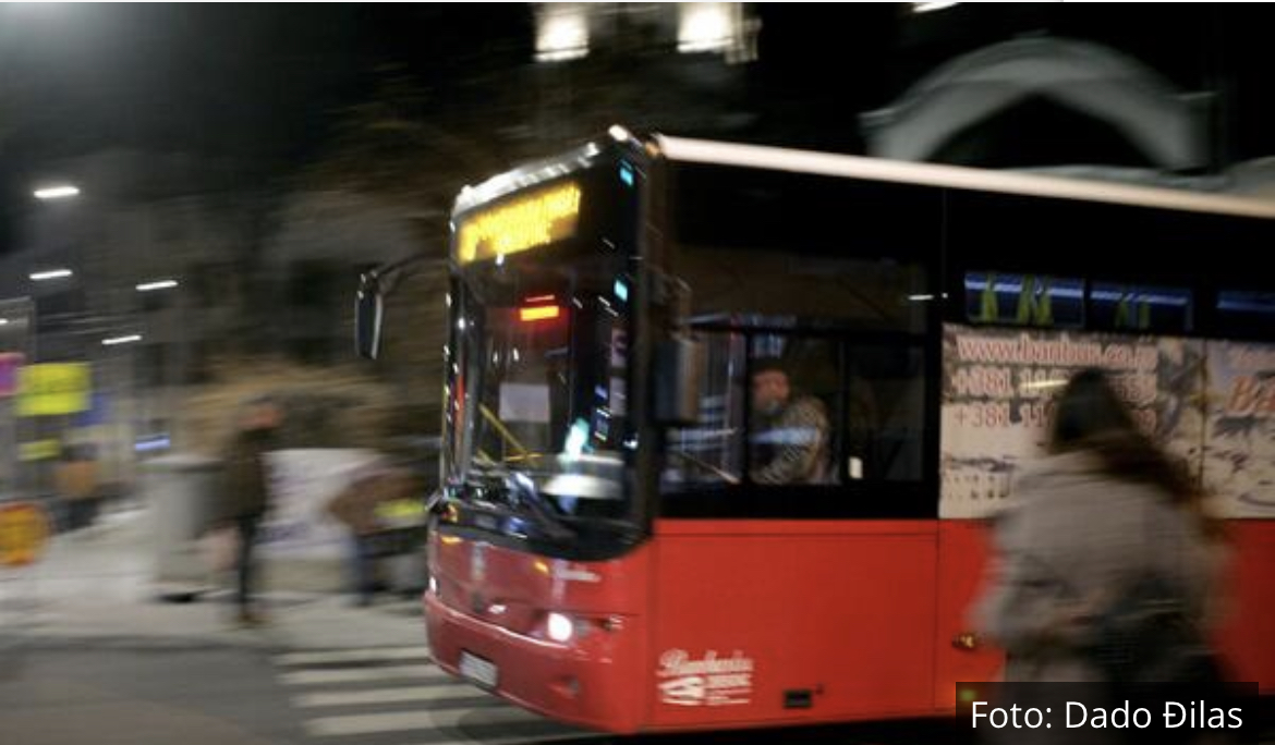 HAOS U CENTRU BEOGRADA: Maksirani napadači ubacili SUZAVAC u autobus, nastala je panika