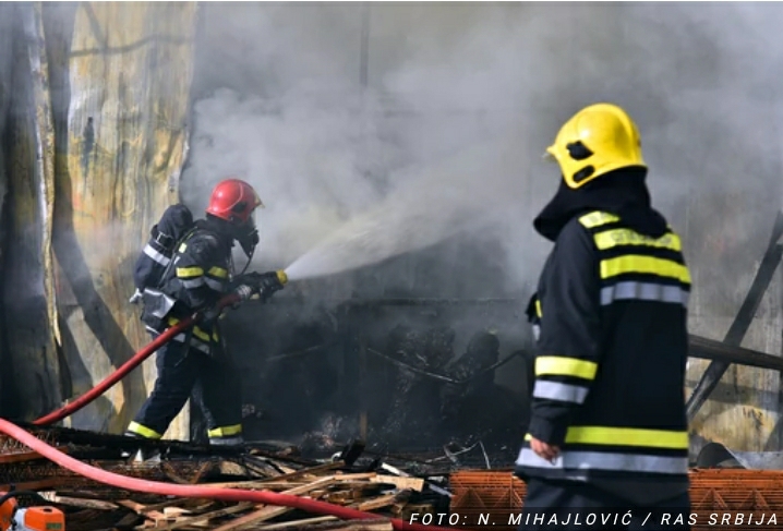 GOREO KROV RESTORANA Izbio požar na Ribarskom ostrvu, dva vatrogasna vozila sprečila širenje vatre