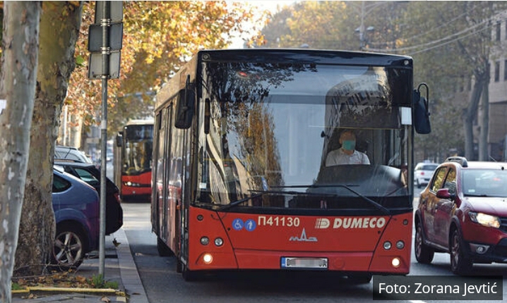 NESREĆA NA ZVEZDARI: Autobus upao u otvoren šaht, povređena jedna putnica