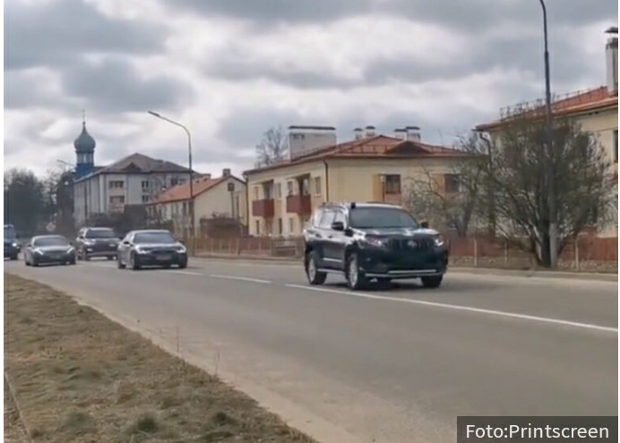 PRVI SNIMAK: Pogledajte kako je ruska delegacija stigla na pregovore sa Ukrajinom (VIDEO)