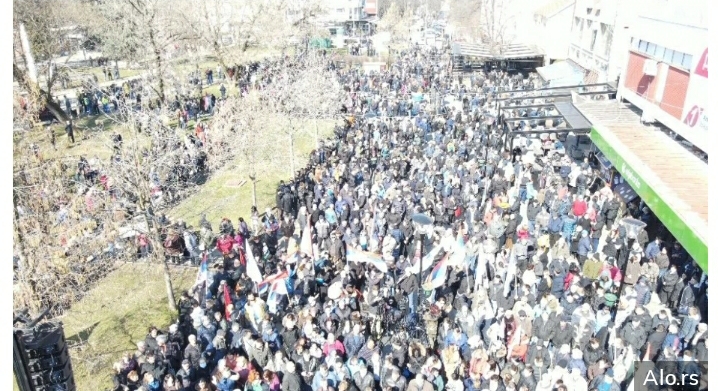 VELIČANSTVEN SKUP Obrenovac čeka Vučića, više od 3.000 ljudi stiglo da podrži predsednika (FOTO)