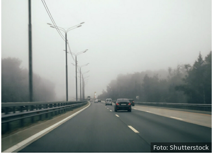 Vozači, OPREZ: Vlažni kolovozi i smanjena vidljivost OTEŽAVAJU vožnju