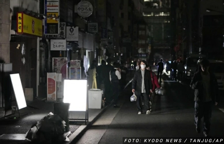 JEZIVE SCENE POSLE ZEMLJOTRESA KOD FUKUŠIME Stigli prvi snimci iz Japana: Svuda mrkli mrak, više od 2 miliona ljudi BEZ STRUJE (FOTO, VIDEO)