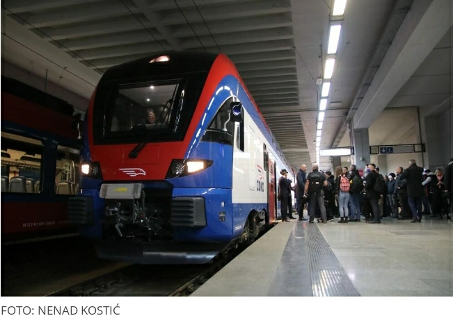 UŽIVO SOKO IZ BG U NS STIGAO ZA 32 MINUTA: Vučić i Orban izašli iz brzog voza, veliki broj Novosađana dočekao predsednika FOTO