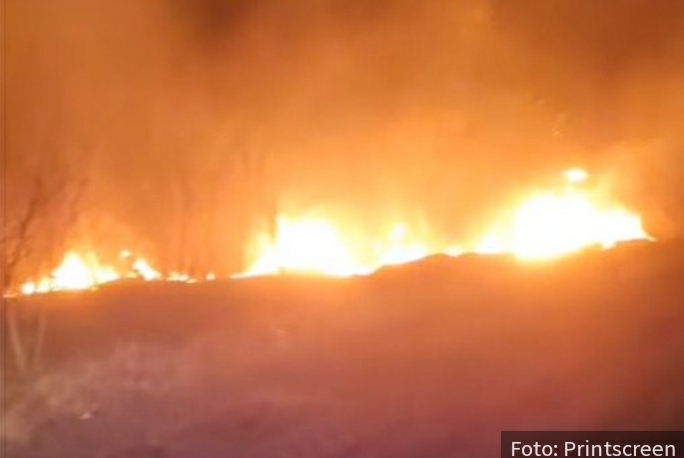 Bukti POŽAR kod Bača: Vatrogasci se bore da ugase plamen (VIDEO)
