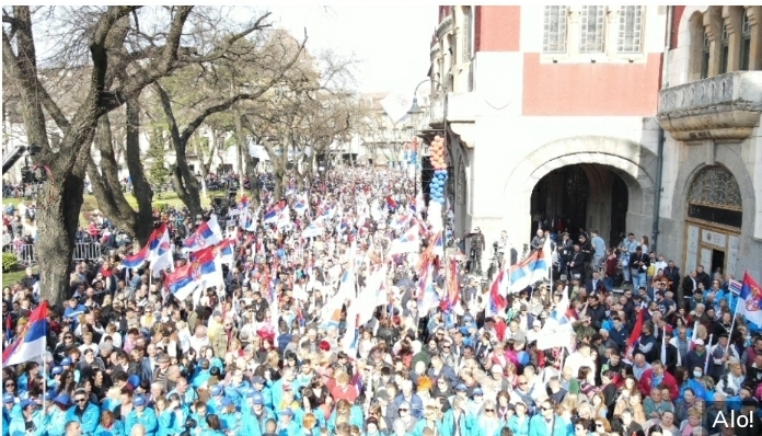 PREDSEDNIK U SUBOTICI Više od 5.000 ljudi dočekalo Vučića! (FOTO/VIDEO)