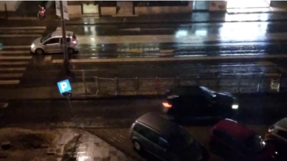 REKE SE SLIVAJU NIZ ULICE Jak pljusak sa grmljavinom u Beogradu (VIDEO)