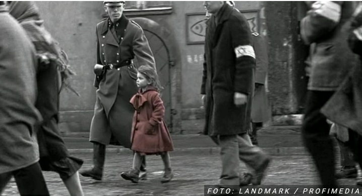 Sećate se devojčice u crvenom kaputu iz čuvenog Spilbergovog ostvarenja? Kao mala igrala je zatvorenicu nacističkog logora, a EVO GDE JE SADA