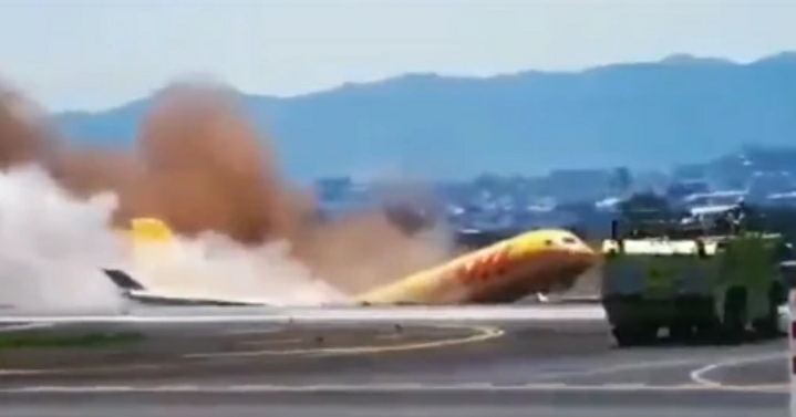 (FOTO, VIDEO) Dramatični prizor na aerodromu: Teretni avion skliznuo tokom sletanja i PREPOLOVIO SE