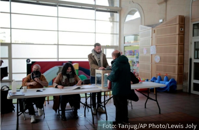 Predsednički izbori u Francuskoj: Do podne glasalo 25,5 odsto birača, izlaznost manja nego 2017. (FOTO)