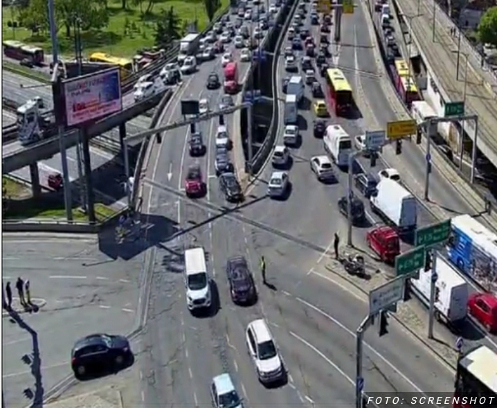 HAOS NA AUTOKOMANDI, UZROK – NEPOZNAT Kolone vozila stoje u svim pravcima u ovom delu grada (FOTO, VIDEO)