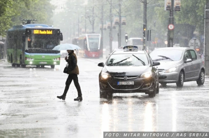 STRPLJIVO U VOŽNJI Vlažni kolovozi zbog kiše i snega, a zbog praznika pojačan i intenzitet saobraćaja