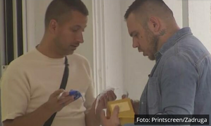 NEMOGUĆE DA JE OVO ZA DALILU! Filip Car otvorio kutiju sa poklonom za njegovu bivšu, jedna stvar mu NIJE JASNA! (VIDEO)