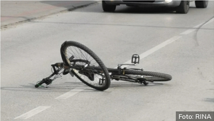 PATIKE MU LETELE 50 METARA OD UDARCA Autom udario biciklistu, jeziva nesreća kod Čačka