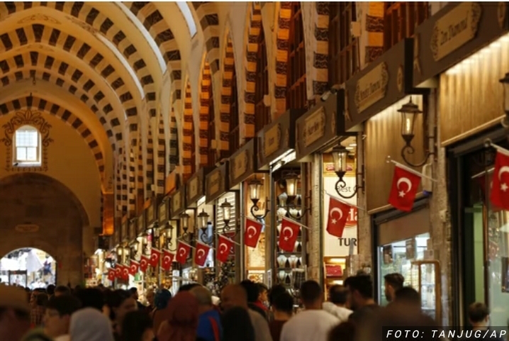 UKIDAJU SE KOVID MERE U TURSKOJ Zaštitne maske obavezne samo u javnom prevozu i medicinskim ustanovama