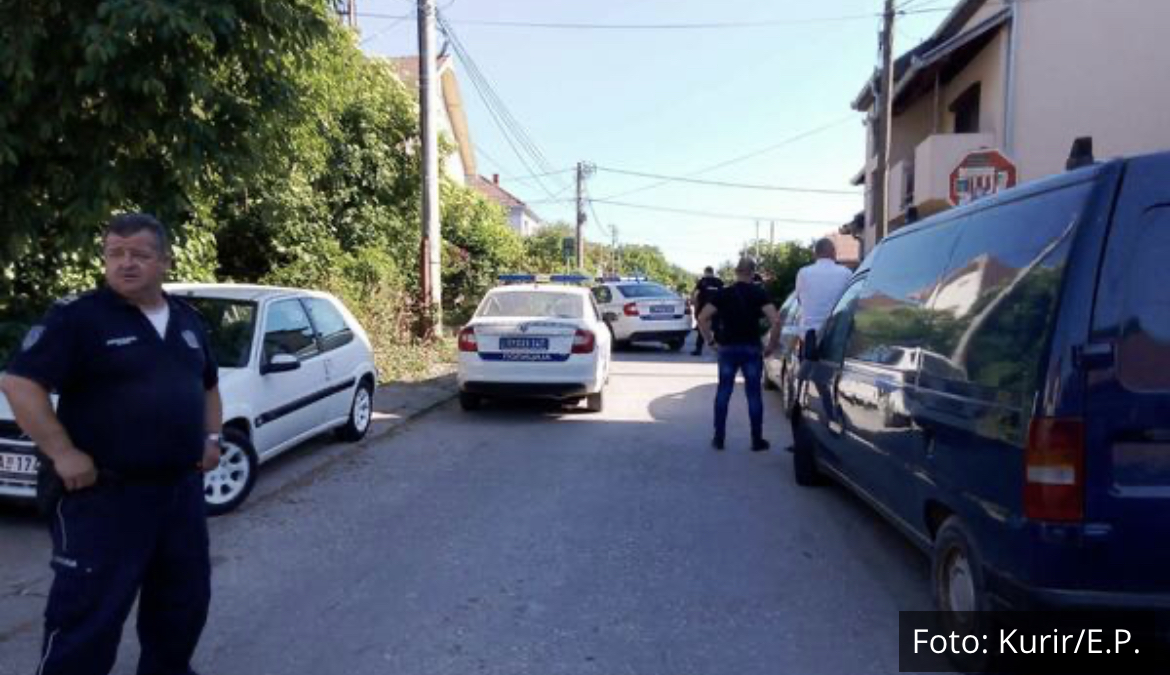 PRVA SLIKA OPSADE U KRAGUJEVCU: Policija opkolila muškarca koji je upucao suprugu, ON naoružan sedi u automobilu