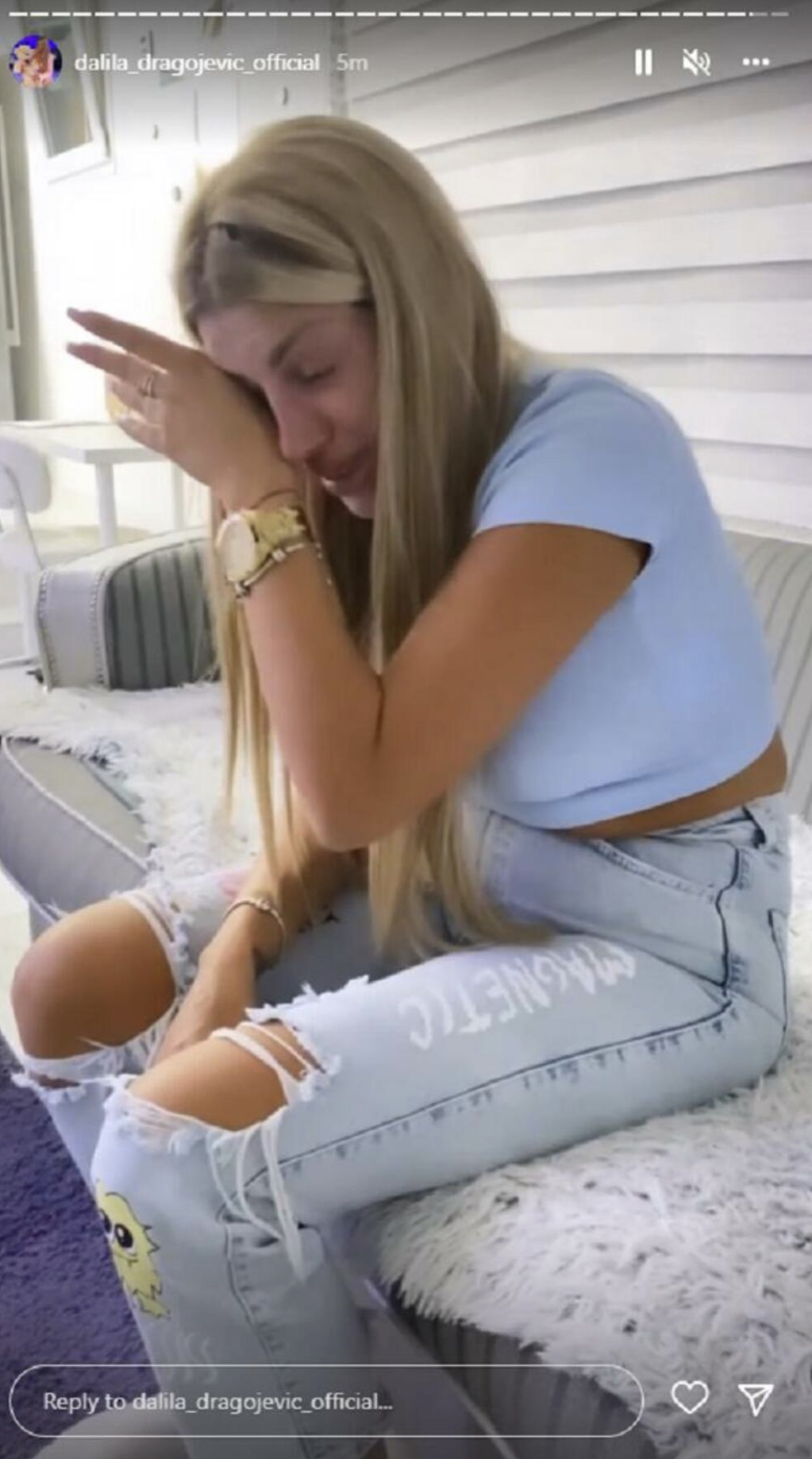 SRCE DA STANE! DALILA PALA OCU U NARUČJE: Huso je grli, a ona ne može da zaustavi SUZE, raspala se na kućnom pragu! (VIDEO)