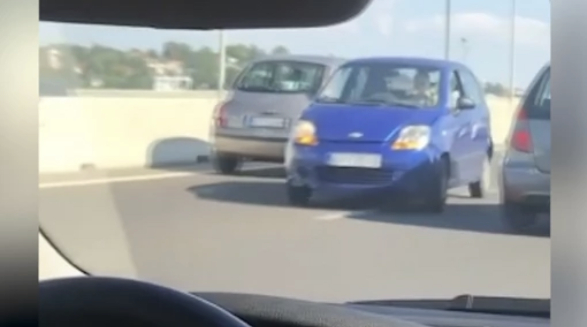 (VIDEO) Lagano u kontra smeru, pa OKRETANJE NA MOSTU: Nerealna scena u Beogradu, vozači u čudu gledali šta se dešava