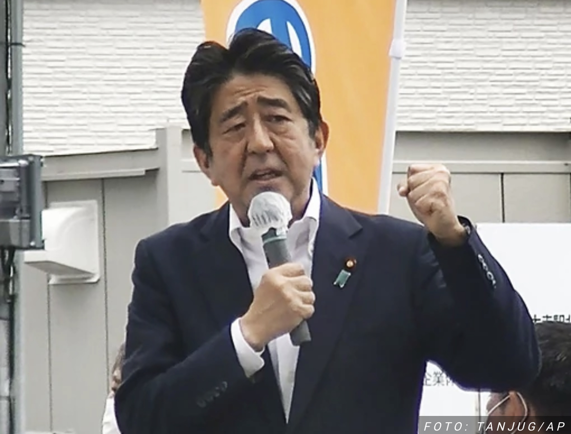 SNIMAK ATENTATA NA ABEA Čula se dva pucnja, nakon drugog bivši premijer Japana PAO NA ZEMLJU, napadač identifikovan (VIDEO)