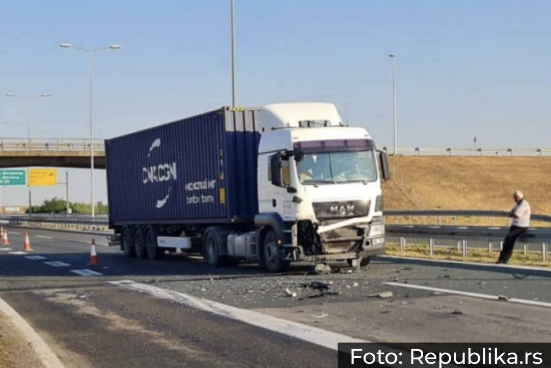 SUDAR KAMIONA I AUTOMOBILA! Teška saobraćajka na auto-putu, troje povređeno! (FOTO)
