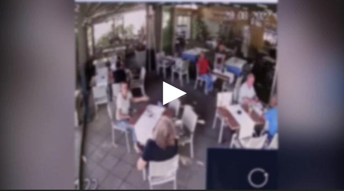 POGLEDAJTE BRUTALNU TUČU U RESTORANU U VRNJAČKOJ BANJI: Mladić prilazi stolu i vadi NOŽ, a onda kreće HAOS (VIDEO) 