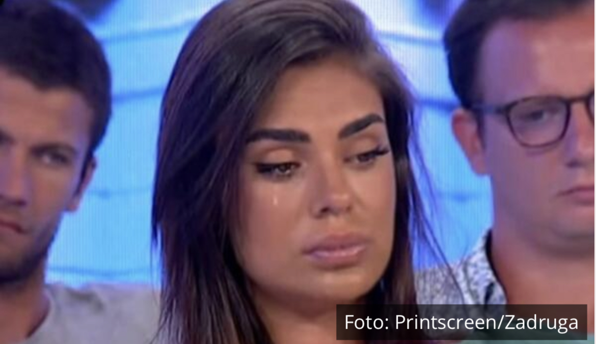 MINA VRBAŠKI RASKINULA SA NOVIM DEČKOM?! Sve vreme glume da su u vezi, fanovi ih RASKRINKALI