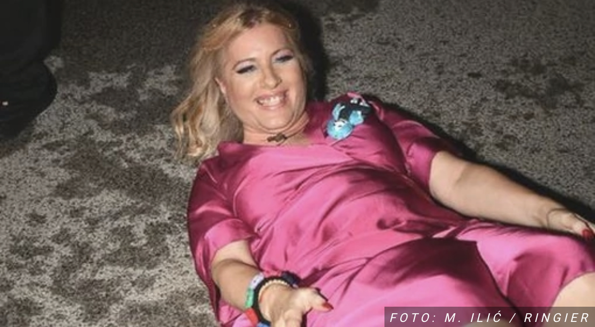 JELENA GOLUBOVIĆ UŠLA U „ZADRUGU 6“ Pred svima se VALJALA PO PUTU – pobednica „Farme“ je opet u rijalitiju (VIDEO)
