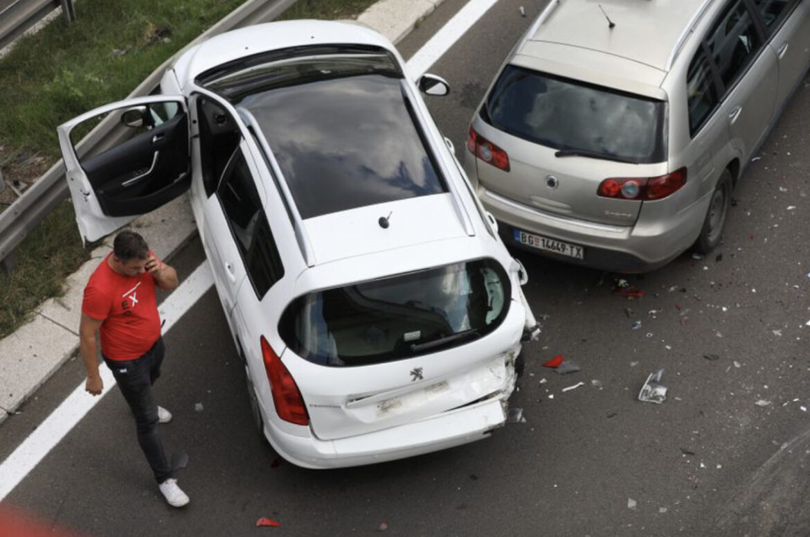 Žestok udes u Novom Beogradu: Sudar četiri automobila na auto-putu, saobraćaj znatno usporen