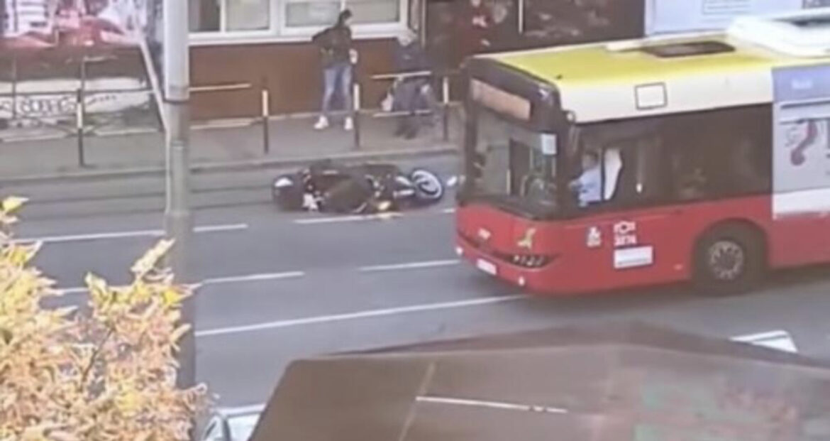 KAKVI SMO MI TO LJUDI, ČOVEK LEŽI NASRED ULICE, NIKO DA STANE: Samo prolaze pored njega! Bura na mrežama zbog scene u Požeškoj