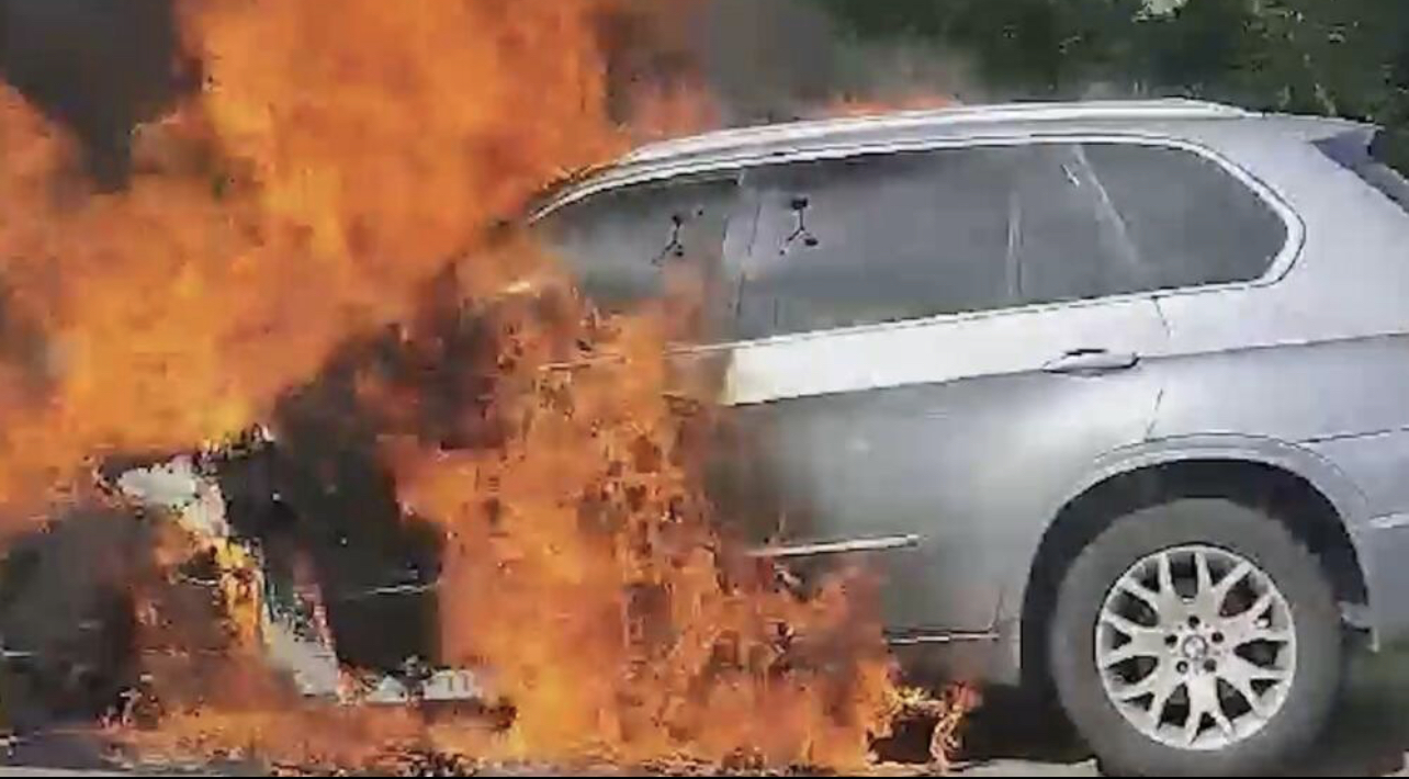 IZGOREO LUKSUZNI BMW TERENAC: Požar nasred auto-puta kod Bubanj potoka POGLEDAJTE BUKTINJU (VIDEO) 