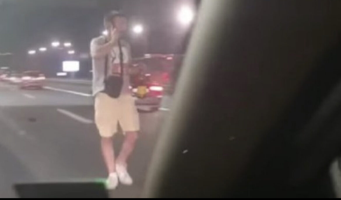 ŠOKANTAN SNIMAK SA AUTOKOMANDE! Muškarac sa pićem u ruci šeta autoputem, ZA OVOGA ĆE NEKO DA ODGOVARA? (VIDEO)