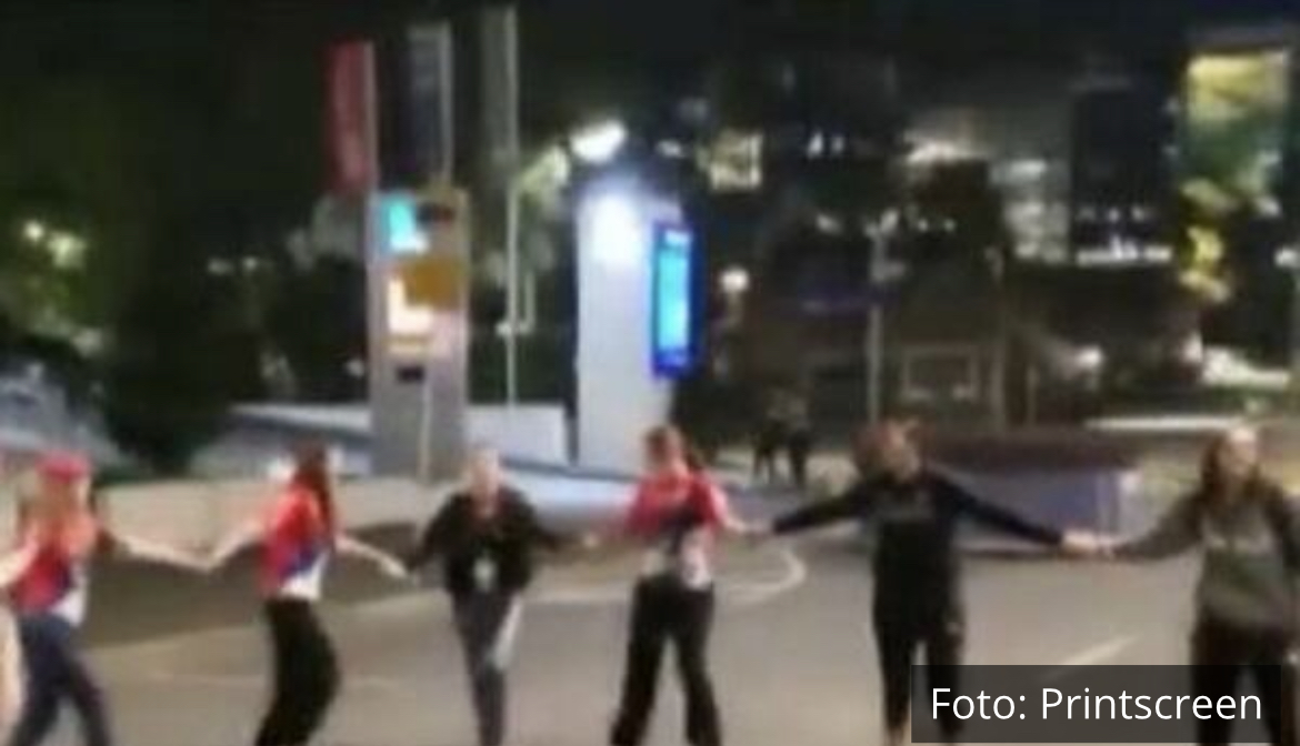 KAKVE CARICE! Košarkašice Srbije OPLELE UŽIČANKU sa navijačima: Ludnica ispred hotela u Sidneju! (VIDEO)