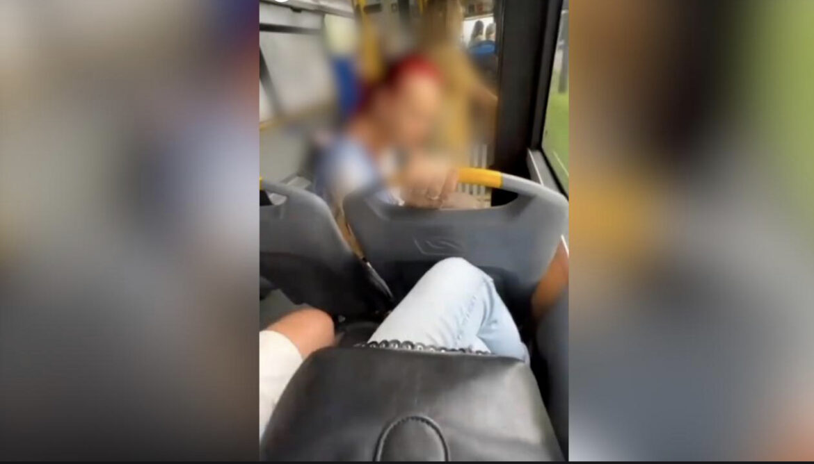 “OVA ŽENA DA SE PRONAĐE I KAZNI!“ Jeziva scena iz autobusa uznemirila putnike – HOĆE DA GA POLIJE VODOM, A DETE RONI SUZE (VIDEO) 