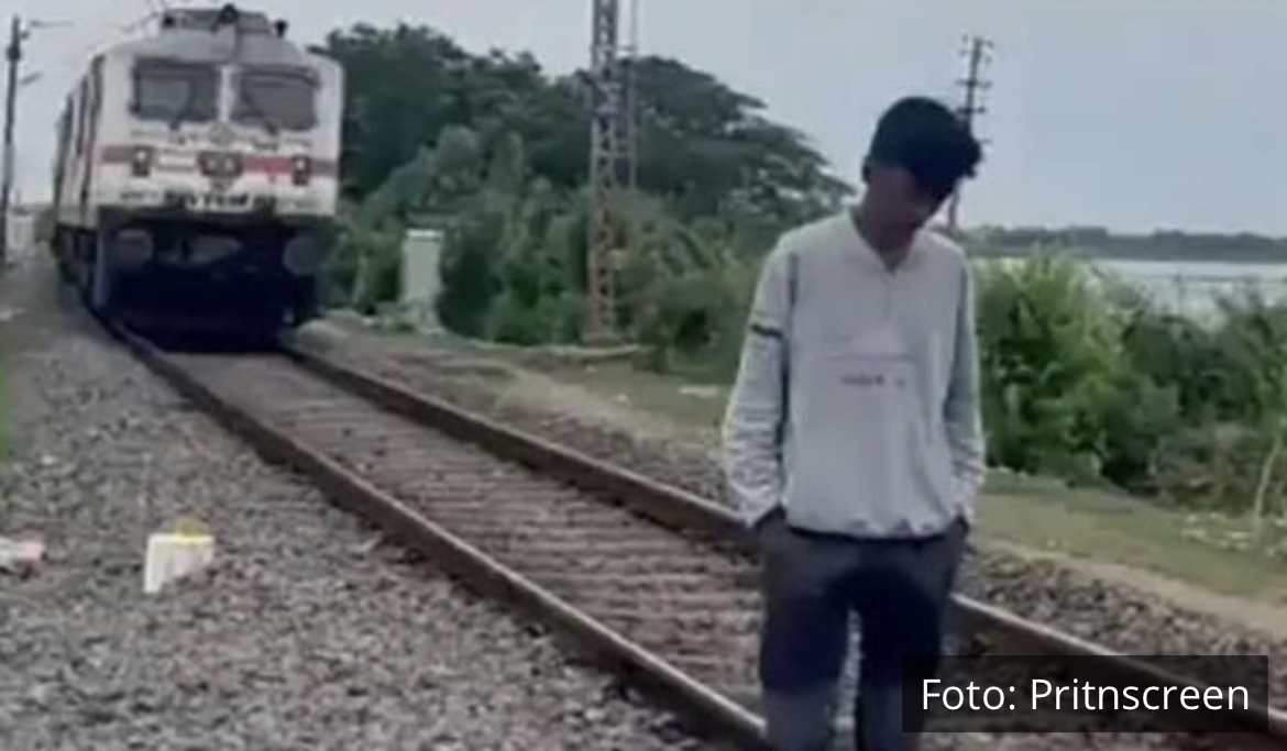 ŠETAO PRUGOM I SNIMAO ZA DRUŠTVENE MREŽE Toliko se zaneo da nije čuo da dolazi voz! Brutalan snimak nesreće indijskog tinejdžera