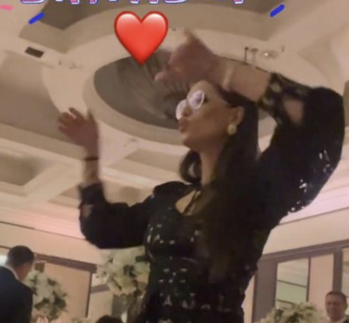 MIRKA SE UVIJA, A VUJADIN JE SNIMA: Savić čestitao rođendan lepoj glumici, a ona mu okrenula leđa i ZAVRTELA ZADNJICOM (VIDEO)