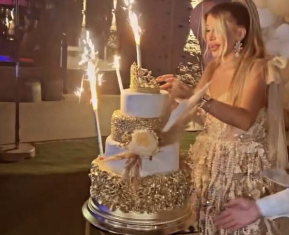 GLAMURA NE MANJKA NA GALA SLAVLJU! Dalila Dragojević oduvala svećice na torti od 4 SPRATA, vatrometi prštali na sve strane! (FOTO)