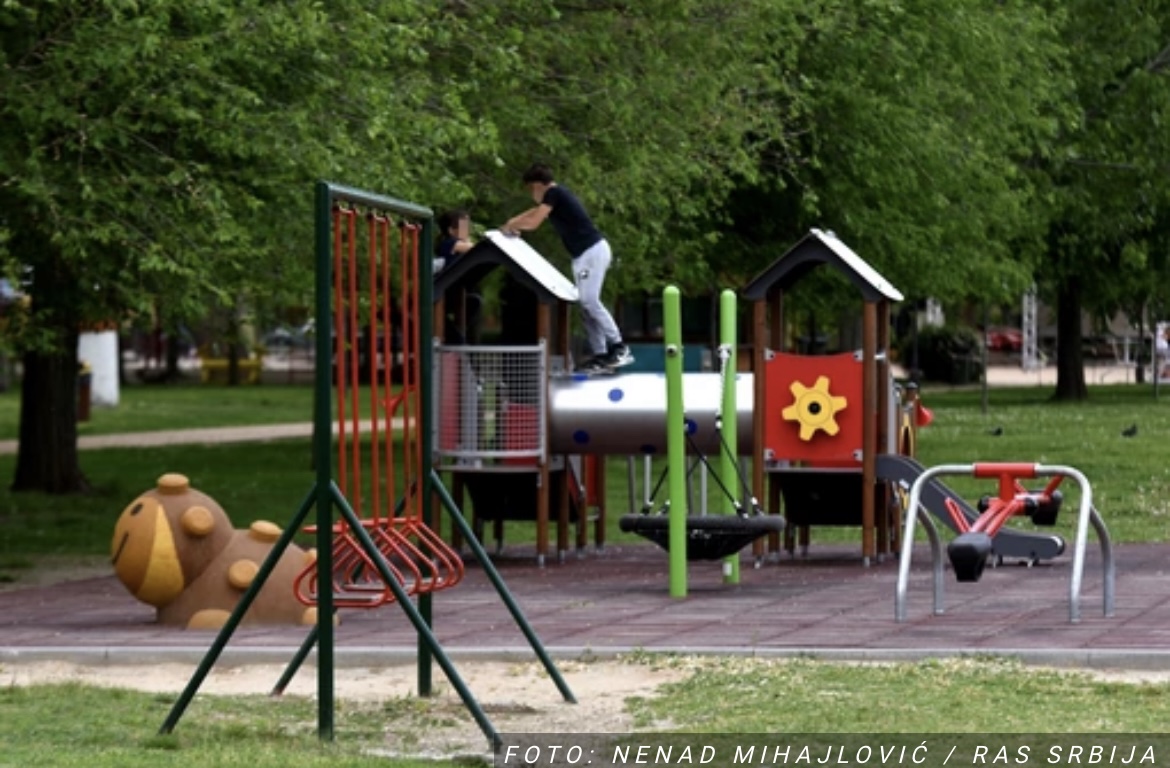 NIŠLIJE ZABRINUTE ZBOG INCIDENTA U PARKU ČAIR Stranci slikaju devojčice dok se igraju u suknjicama i skaču