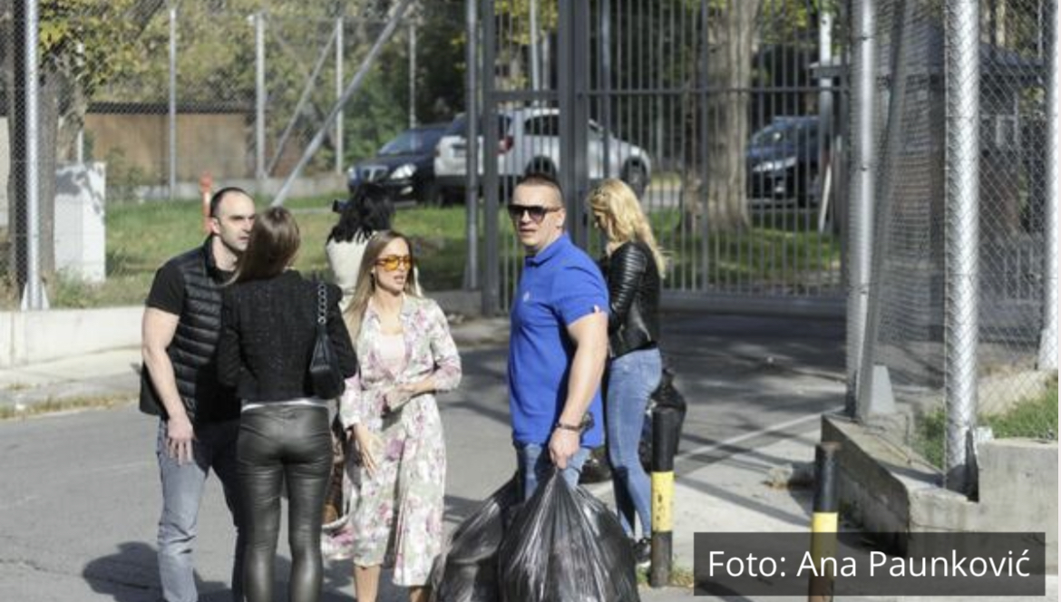 BELIVUKOVI VOJNICI IZAŠLI IZ PRITVORA: Najbliži ih čekali ispred Centralnog zatvora (VIDEO)